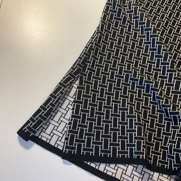 Beautiful black & white Ming Wang zippered cardigan! Size XL. 3/4 sleeves. - Picture 3 of 7